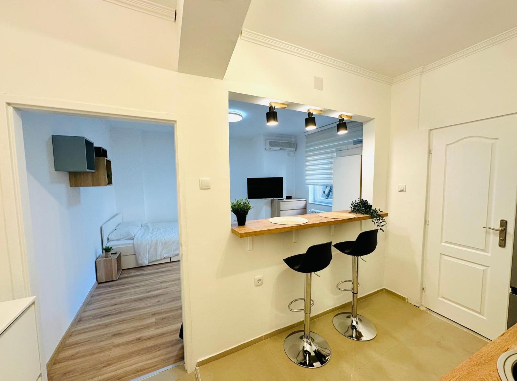 Golden Oasis Apartment